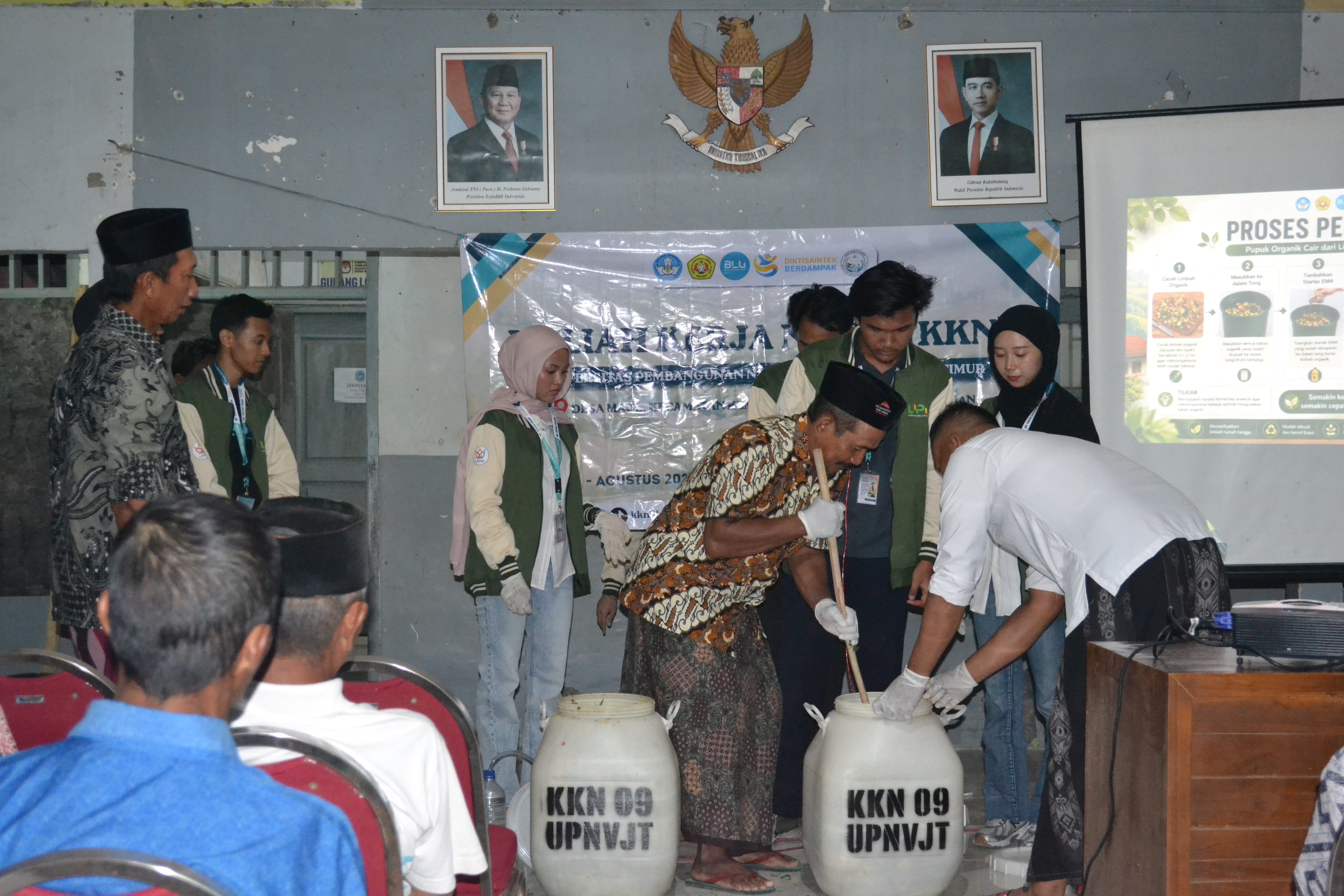 Mahasiswa KKN UPN Veteran Jawa Timur Gelar Sosialisasi Pembuatan Pupuk Organik Cair (POC) dari Limbah Rumah Tangga di Desa Maor